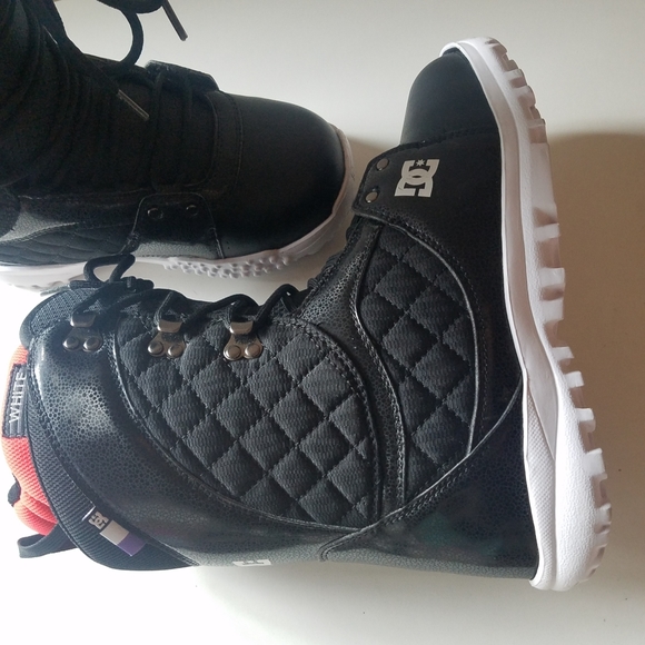 DC Snowboarding Black quilted boots Unisex size 7 - Picture 9 of 13